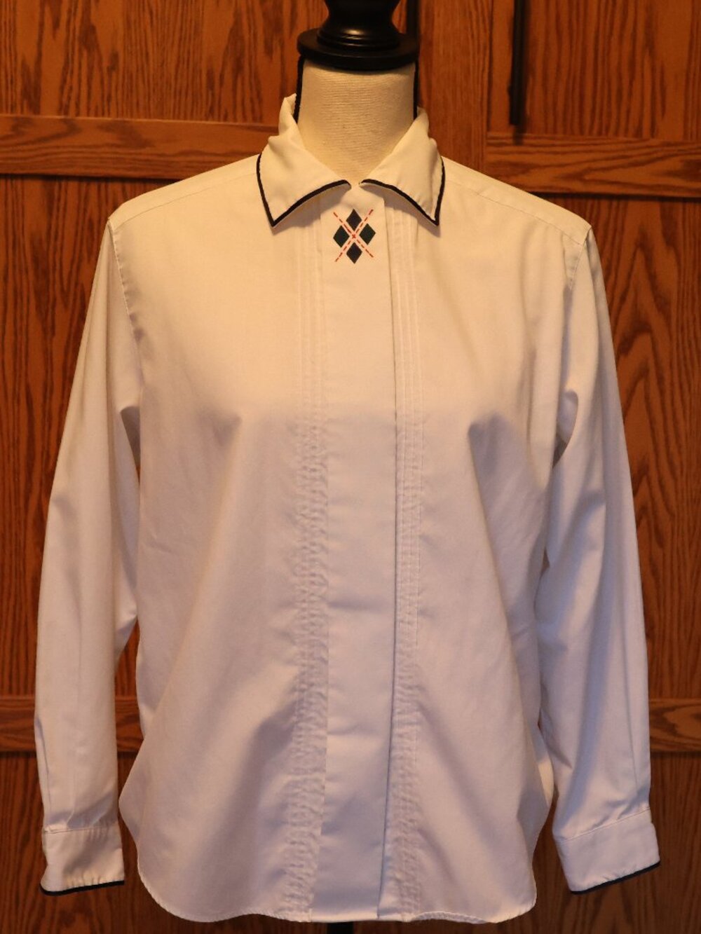 Pendleton blouse size 6 petite white with hunter green and navy blue embroidery
